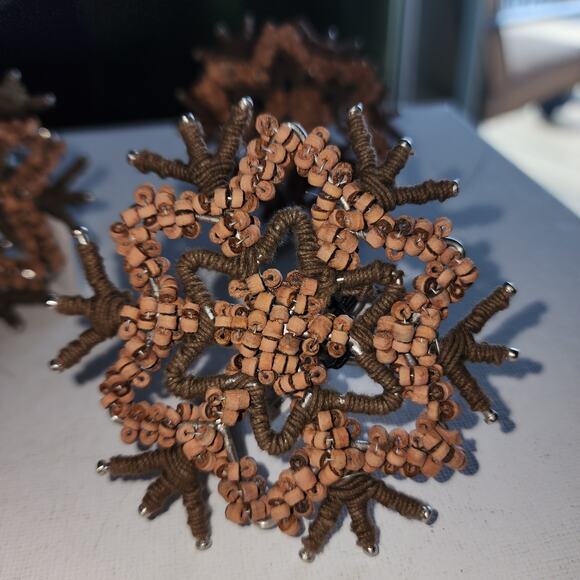 PIER ONE NWT SET OF 4 BEAD SNOWFLAKE RUSTIC NAPKIN RINGS - Picture 2 of 3